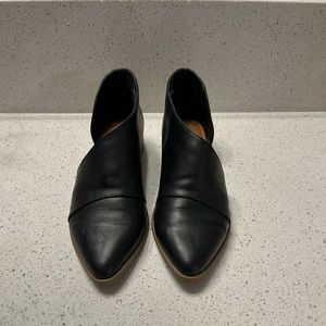 Black Universal Thread Flats